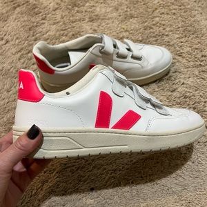 Never worn Hot pink vejas